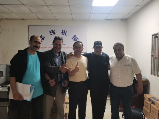 Kecepatan pemotongan yang disesuaikan Mesin pemotong blok busa vertikal untuk listrik
